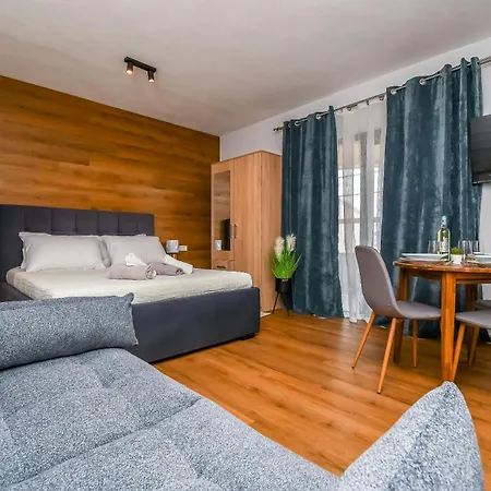 Neli * トロギール