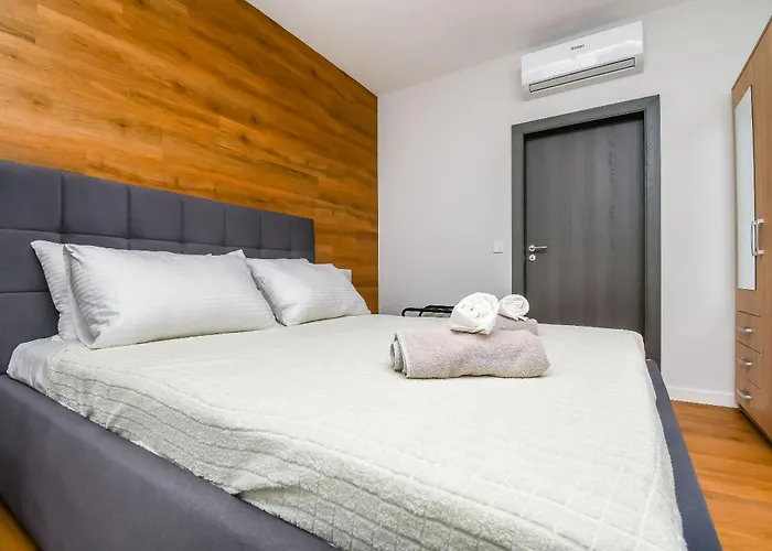 Neli アパート トロギール