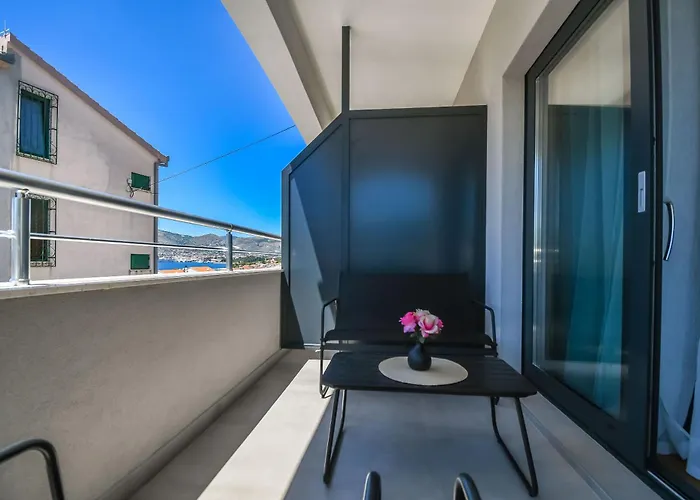 Neli トロギール